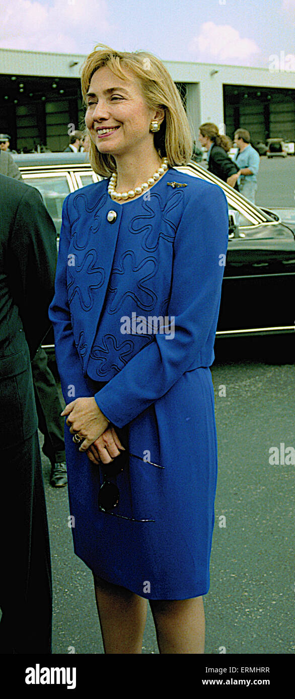 Richmond, Virginia 16.10.1992 Präsidentschafts Kandidat Gouverneur William Clinton (D -AR) und seine Frau Hillary Clinton zusammen mit Virginia Gouverneur Douglas Wilder ankommen am Flughafen und Richmond International am Tag nach der Abschlussdebatte Rathaus an der Universität von Virginia Stockfoto