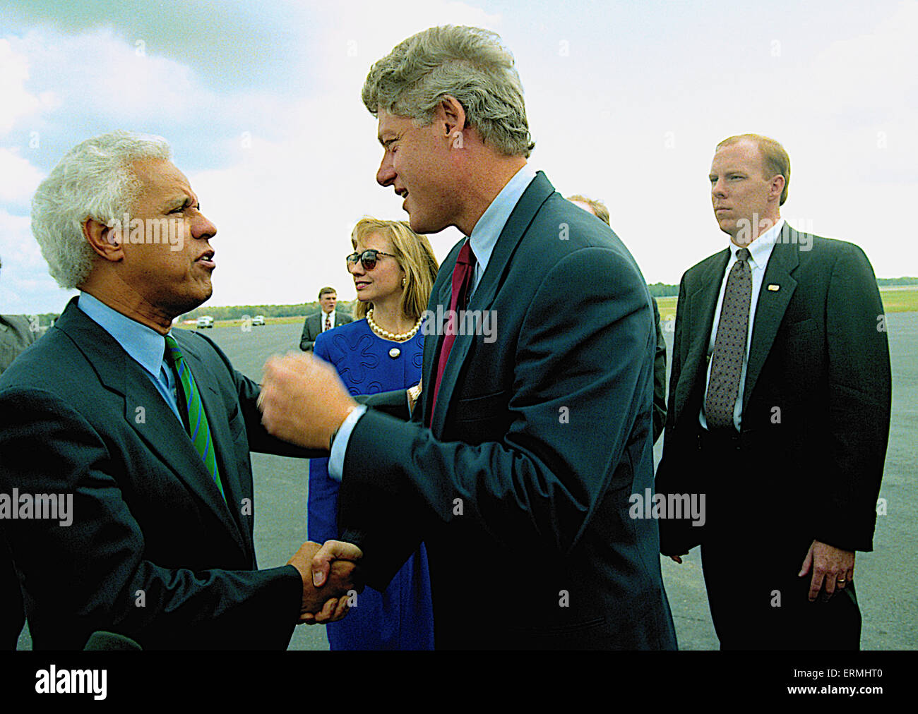 Richmond, Virginia 16.10.1992 Präsidentschafts Kandidat Gouverneur William Clinton (D -AR) und seine Frau Hillary Clinton zusammen mit Virginia Gouverneur Douglas Wilder ankommen am Flughafen und Richmond International am Tag nach der Abschlussdebatte Rathaus an der Universität von Virginia Stockfoto