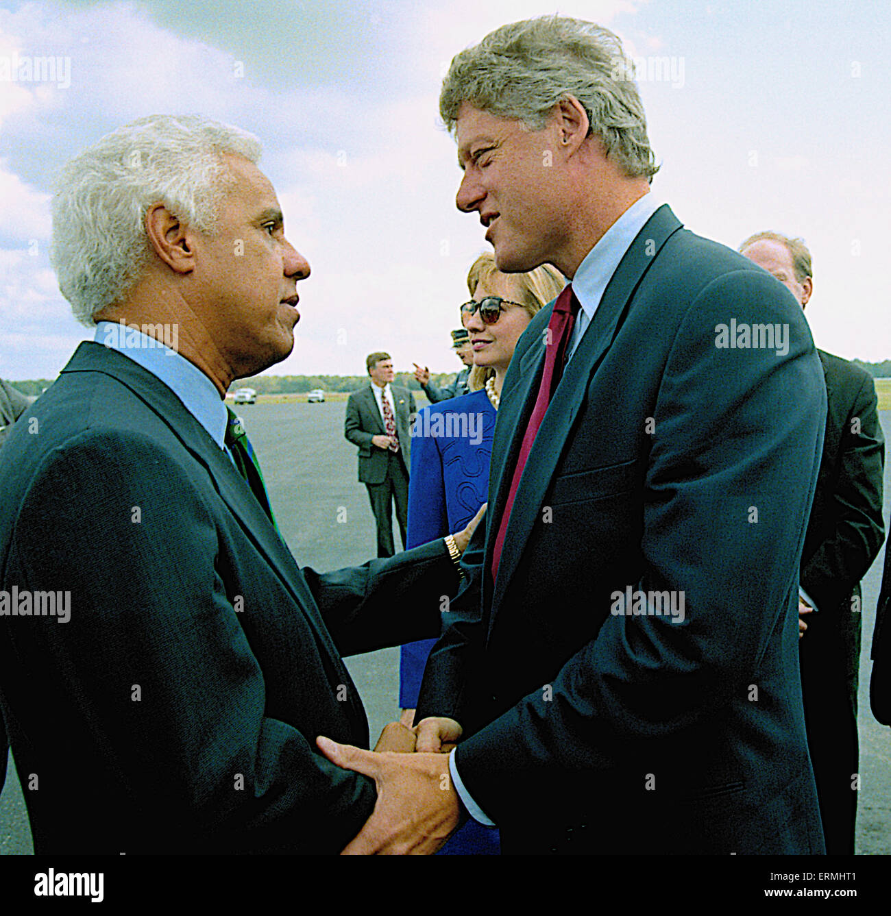 Richmond, Virginia 16.10.1992 Präsidentschafts Kandidat Gouverneur William Clinton (D -AR) und seine Frau Hillary Clinton zusammen mit Virginia Gouverneur Douglas Wilder ankommen am Flughafen und Richmond International am Tag nach der Abschlussdebatte Rathaus an der Universität von Virginia Stockfoto