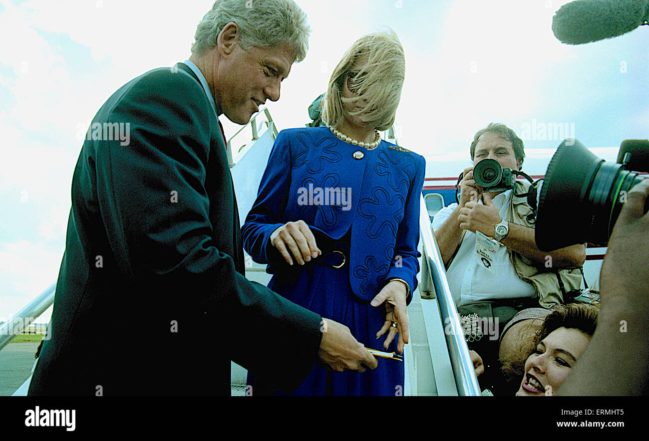 Richmond, Virginia 16.10.1992 Präsidentschafts Kandidat Gouverneur William Clinton (D -AR) und seine Frau Hillary Clinton ankommen am Flughafen und Richmond International am Tag nach der Abschlussdebatte Rathaus an der Universität von Virginia Stockfoto