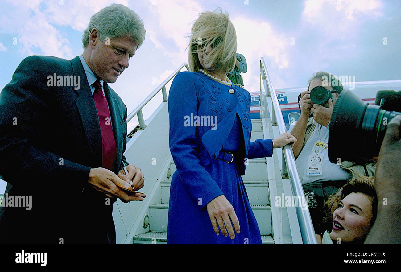 Richmond, Virginia 16.10.1992 Präsidentschafts Kandidat Gouverneur William Clinton (D -AR) und seine Frau Hillary Clinton ankommen am Flughafen und Richmond International am Tag nach der Abschlussdebatte Rathaus an der Universität von Virginia Stockfoto