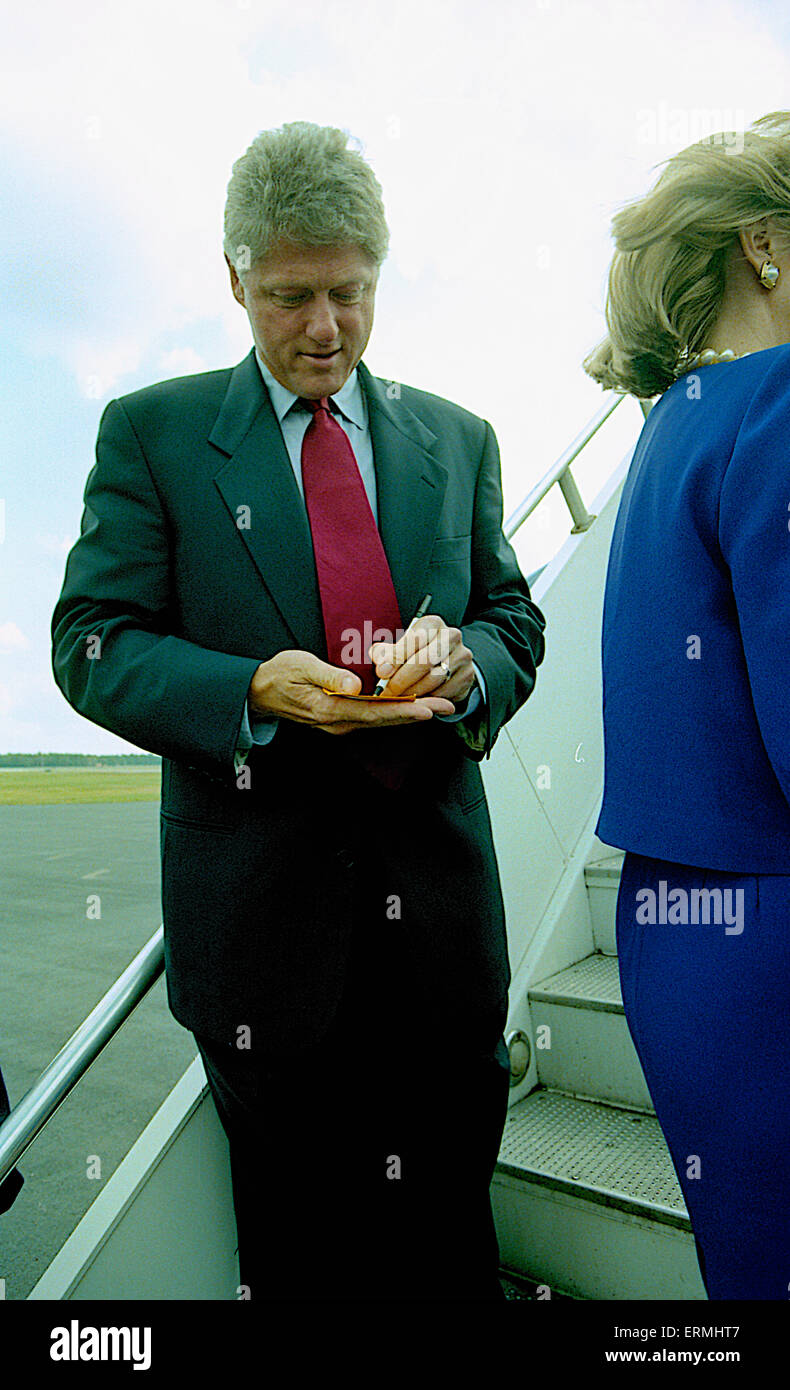 Richmond, Virginia 16.10.1992 Präsidentschafts Kandidat Gouverneur William Clinton (D -AR) und seine Frau Hillary Clinton ankommen am Flughafen und Richmond International am Tag nach der Abschlussdebatte Rathaus an der Universität von Virginia Stockfoto