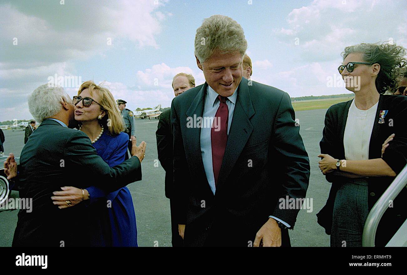 Richmond, Virginia 16.10.1992 Präsidentschafts Kandidat Gouverneur William Clinton (D -AR) und seine Frau Hillary Clinton zusammen mit Virginia Gouverneur Douglas Wilder ankommen am Flughafen und Richmond International am Tag nach der Abschlussdebatte Rathaus an der Universität von Virginia Stockfoto