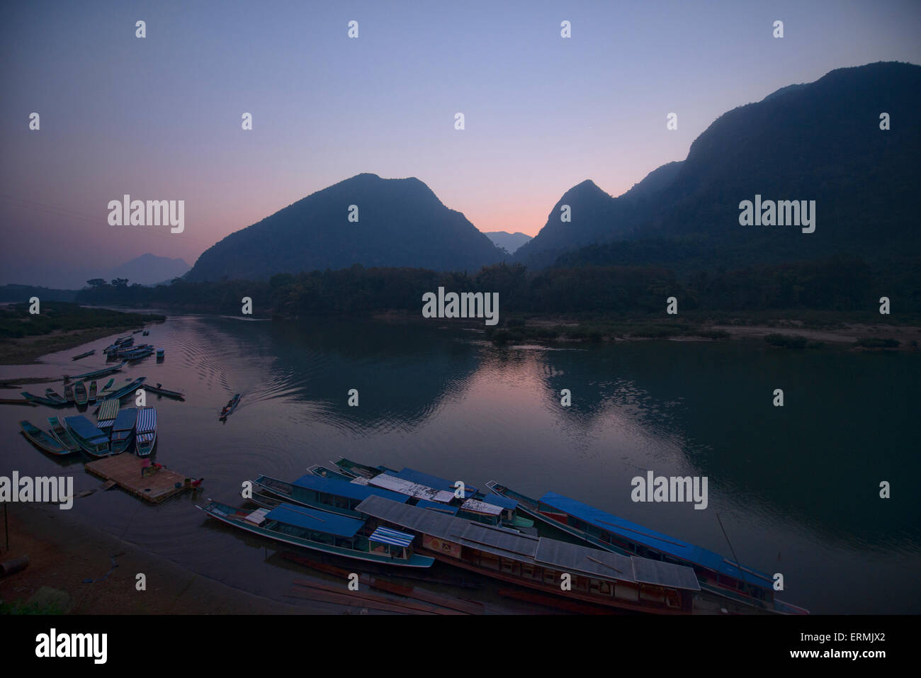 Sonnenuntergang auf dem Nam Ou Fluss, Muang Ngoi, Laos Stockfoto