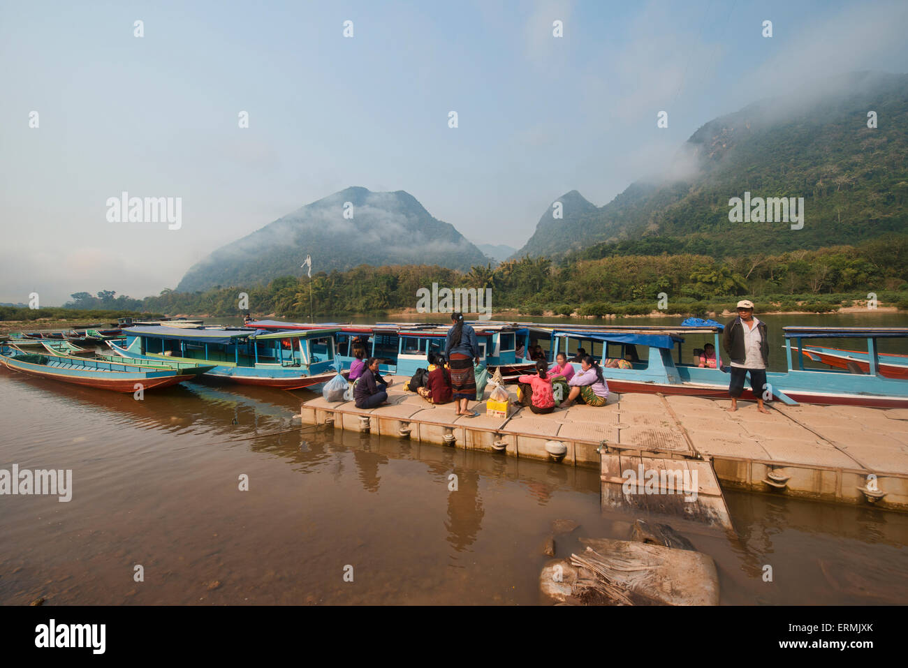 Morgen Fähre auf dem Nam Ou Fluss, Muang Ngoi, Laos Stockfoto
