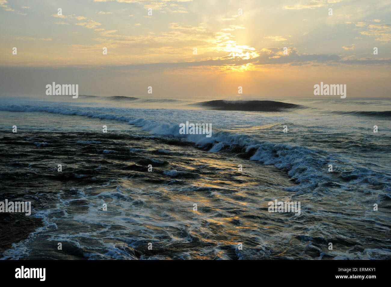 Wunderschöner dramatischer Sonnenaufgang über dem Meer, atemberaubende Meereslandschaft, minimale Landschaft, Durban, Südafrika, Brechende Welle, Küstenwetter, atmosphärischer Morgen Stockfoto