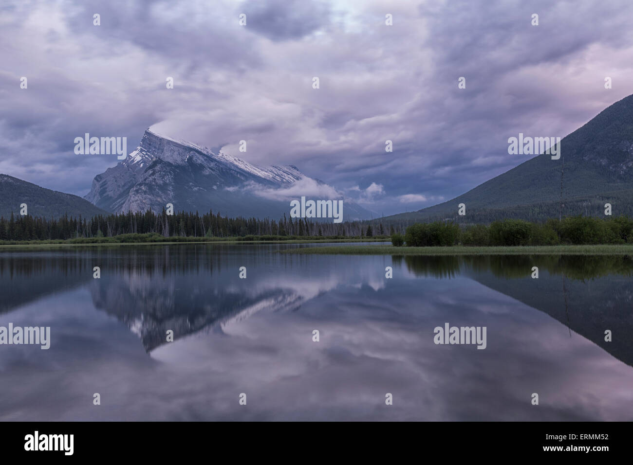 Gewitterwolken über Mount Rundle und Vermillion Seen, Banff National Park; Alberta, Kanada Stockfoto
