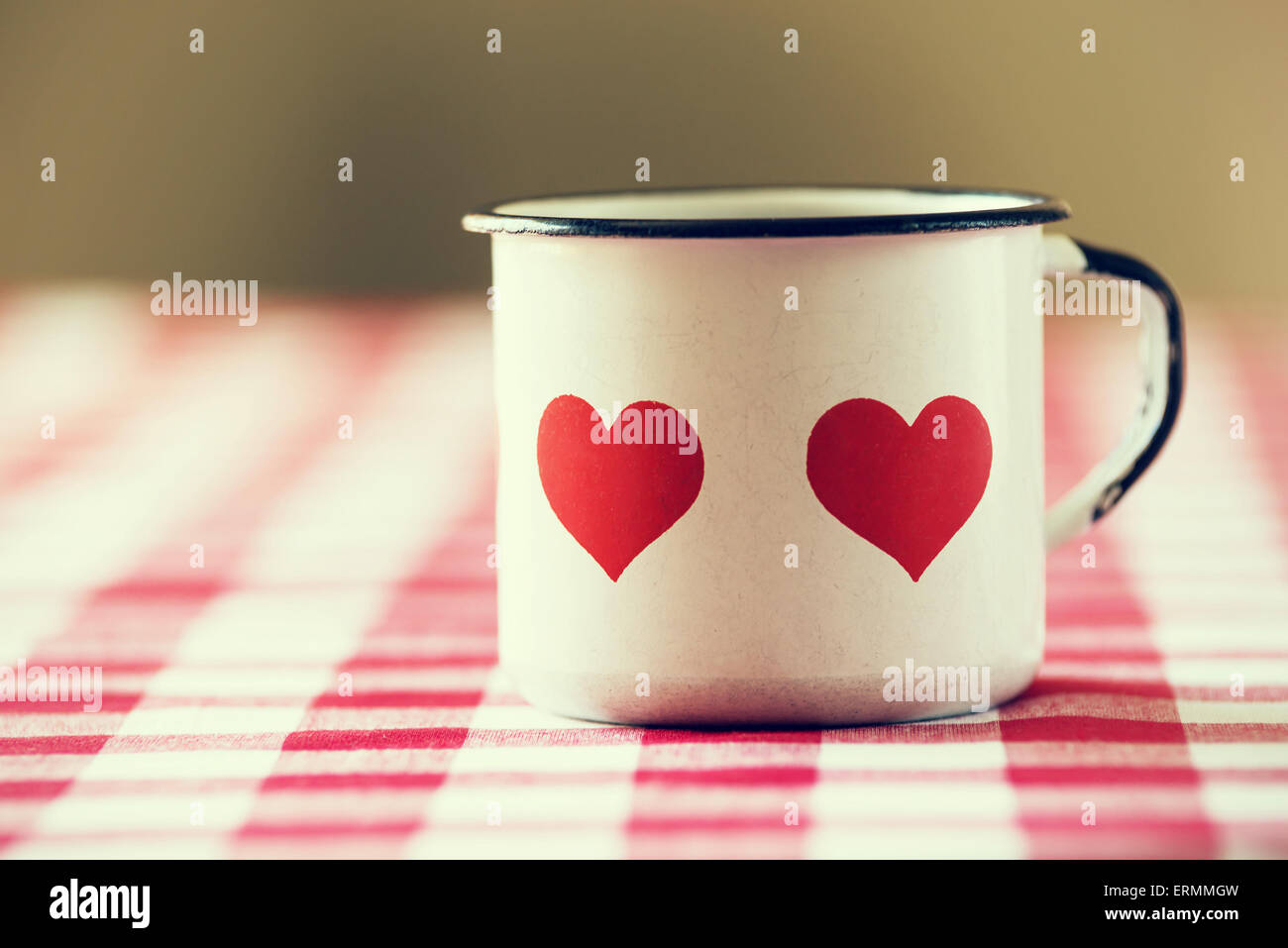 Alte rustikale Emaille Becher mit Herz vintage Stockfoto