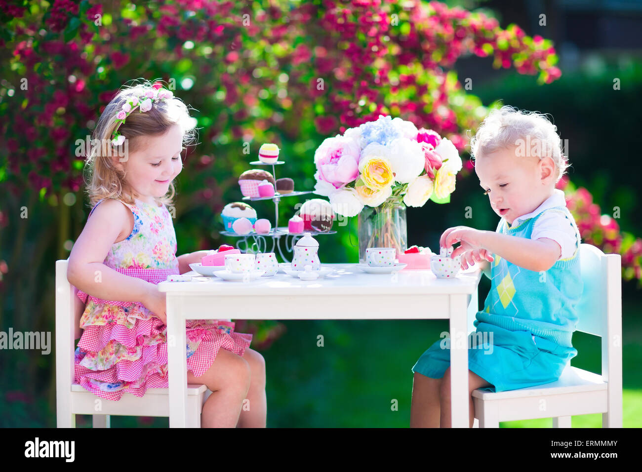 Tea Garden Party für Kinder. Kind Geburtstag feiern. Kleine Jungen und Mädchen spielen im freien heißen Schokolade trinken und Kuchen essen. Stockfoto