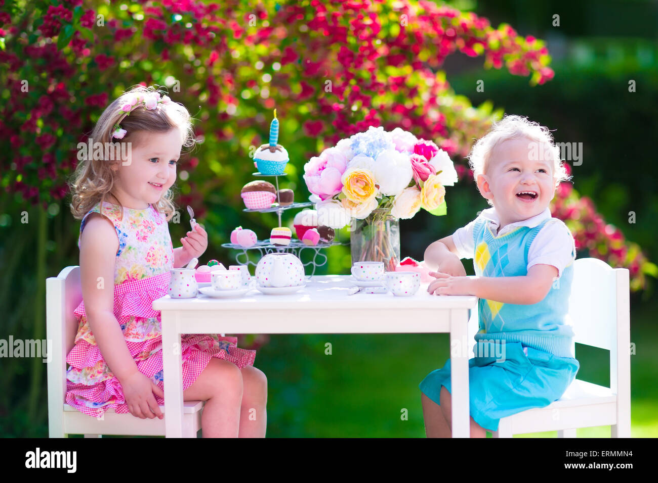 Tea Garden Party für Kinder. Kind Geburtstag feiern. Kleine Jungen und Mädchen spielen im freien heißen Schokolade trinken und Kuchen essen. Stockfoto