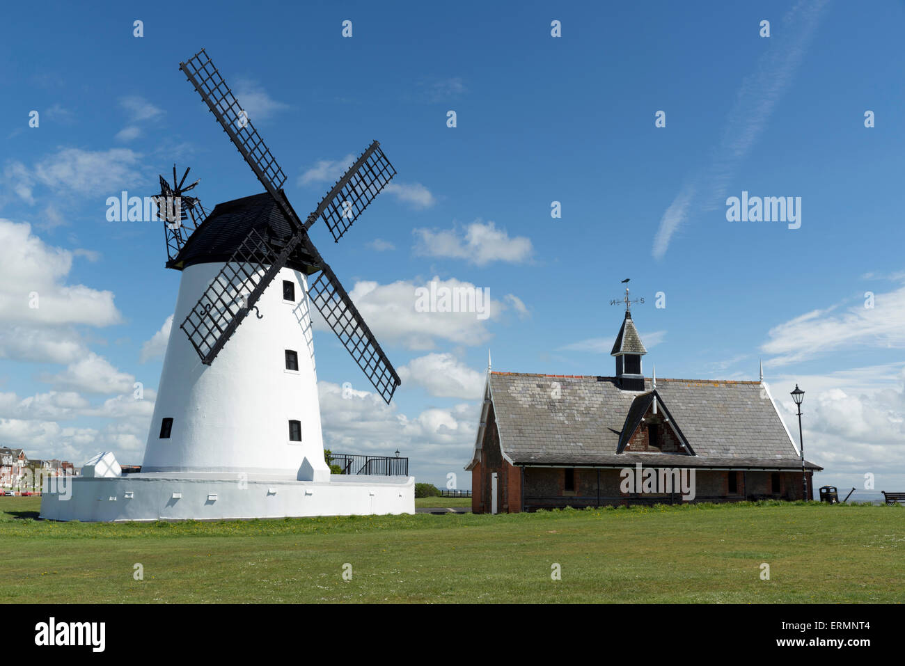 Windmühle an der Strandpromenade in Lytham St. Anne's Stockfoto