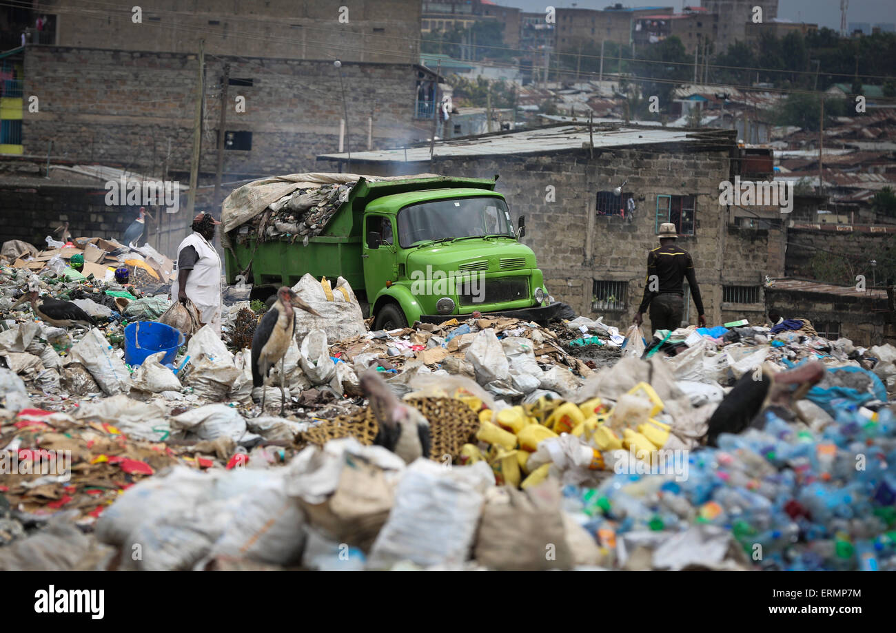 (150605)--NAIROBI, 5. Juni, 2015(Xinhua)--ein Müllwagen geht in Dandora Deponie auf dem Vorort von Nairobi, Kenia, 4. Juni 2015. Die Deponie Dandora erhält etwa 2.000 Tonnen städtischen Müll aus Nairobi in seine 120.000 Quadratmetern Fläche jeden Tag, ist einer der größten Abbauvorgänge in Afrika. (Xinhua/Pan Siwei) Stockfoto