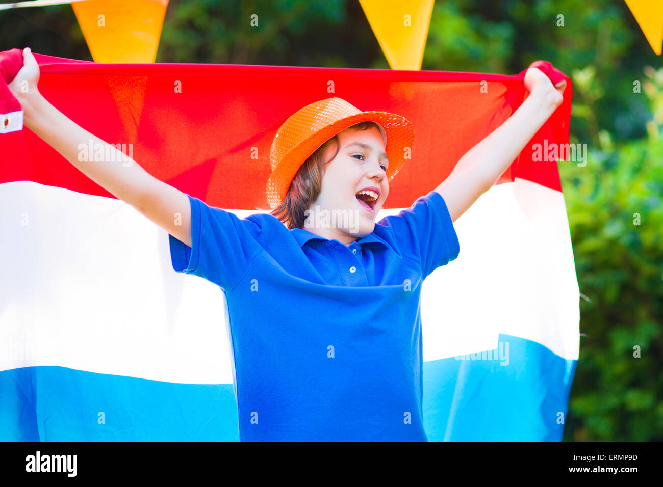 Niederländische junge, Fußballfan, jubeln und die Fußball-Nationalmannschaft der Niederlande bei Meisterschaft, Sport Sieg feiern Stockfoto