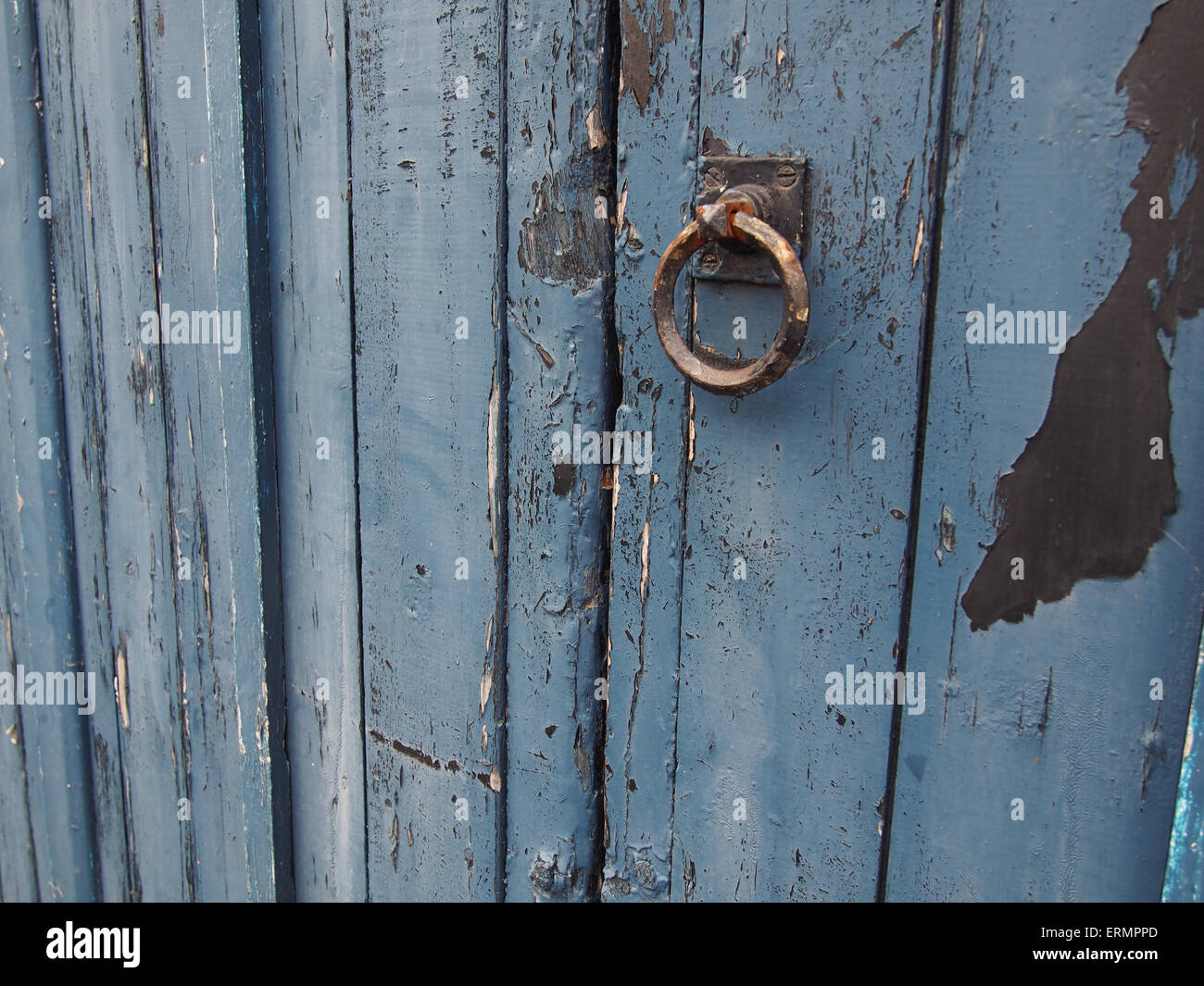 abblätternde Farbe und rostigen Türgriff Stockfoto