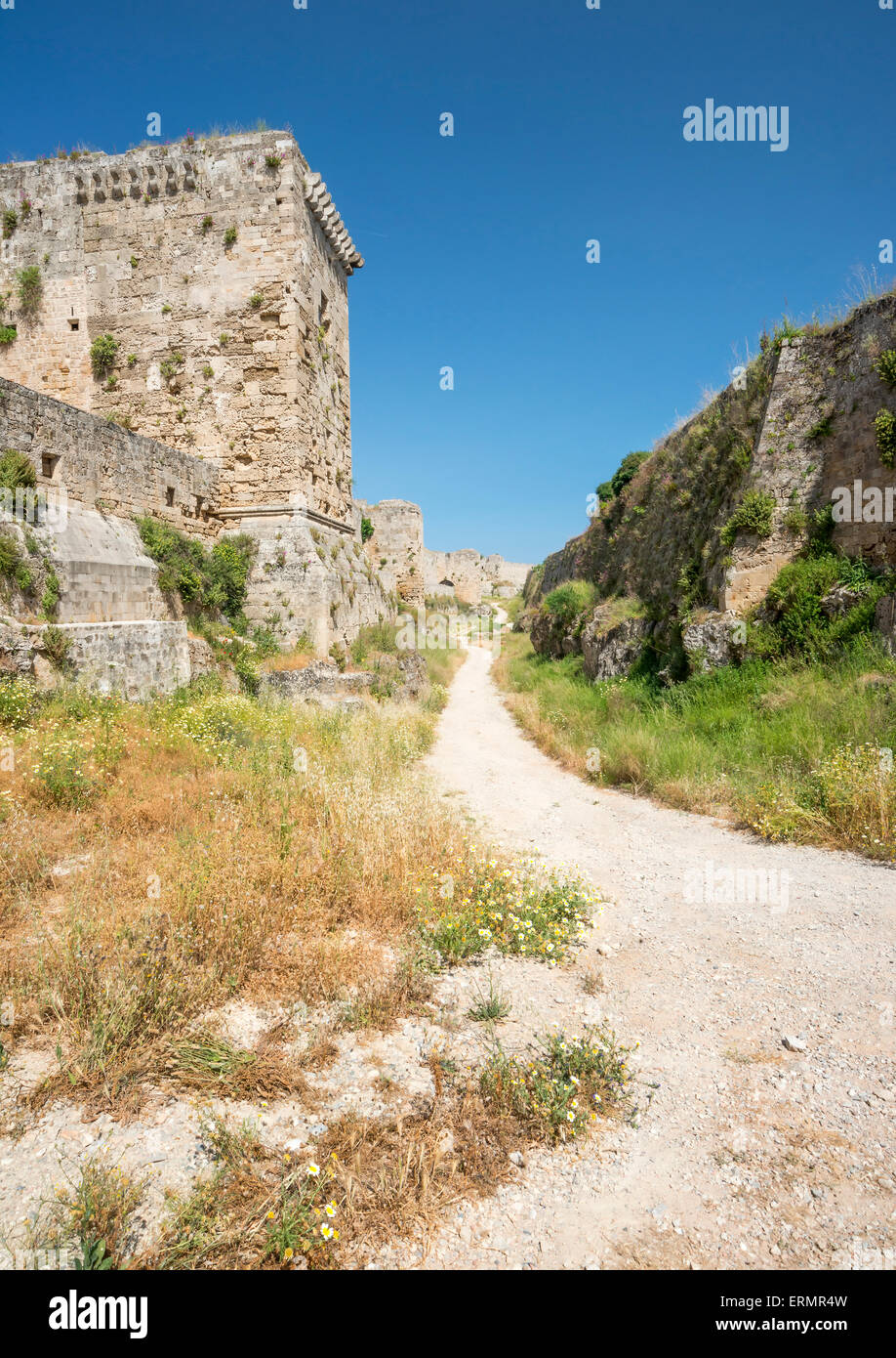 Die alten Mauern der mittelalterlichen Burg wie aus dem Graben auf der griechischen Insel Rhodos, die von der Ritter Templar bewohnt war. Stockfoto
