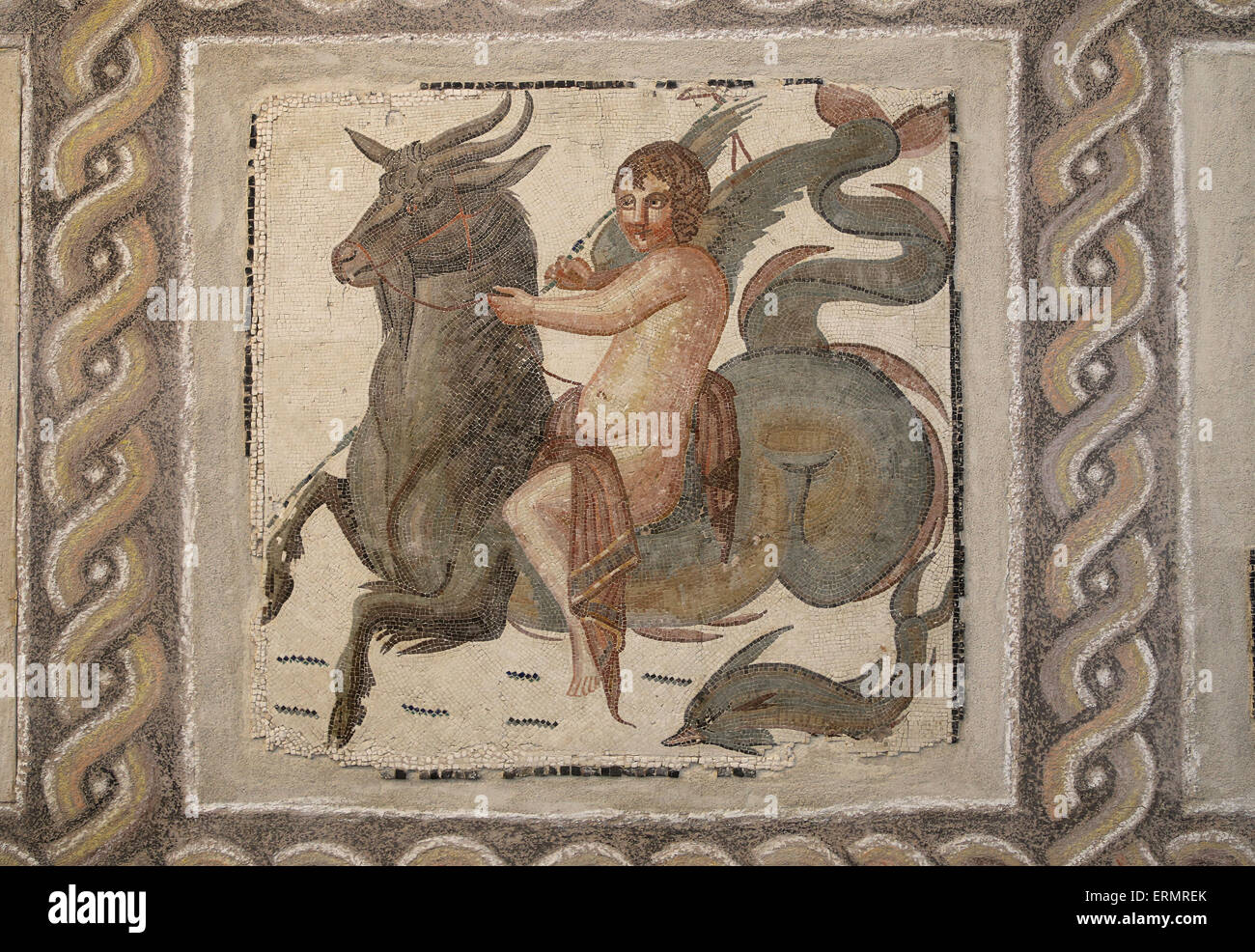 Amor und Marine Kreatur. Römisches Mosaik. Von Rom. Römische Nationalmuseum. Palast Massimo. Rom. Italien. Stockfoto