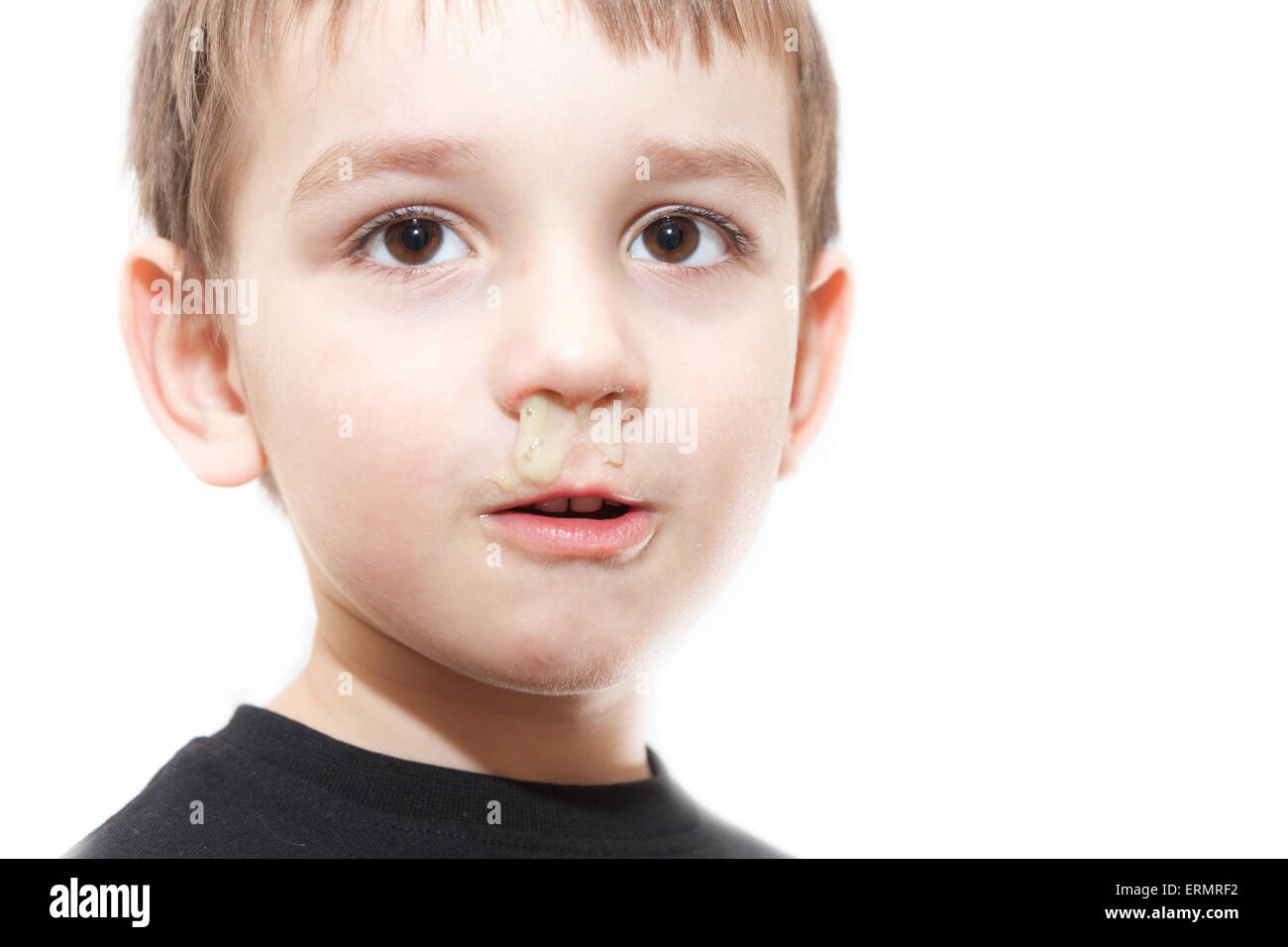 krank junge mit Grippe und grün Rhinitis an Nase - isolierte Bild Stockfoto