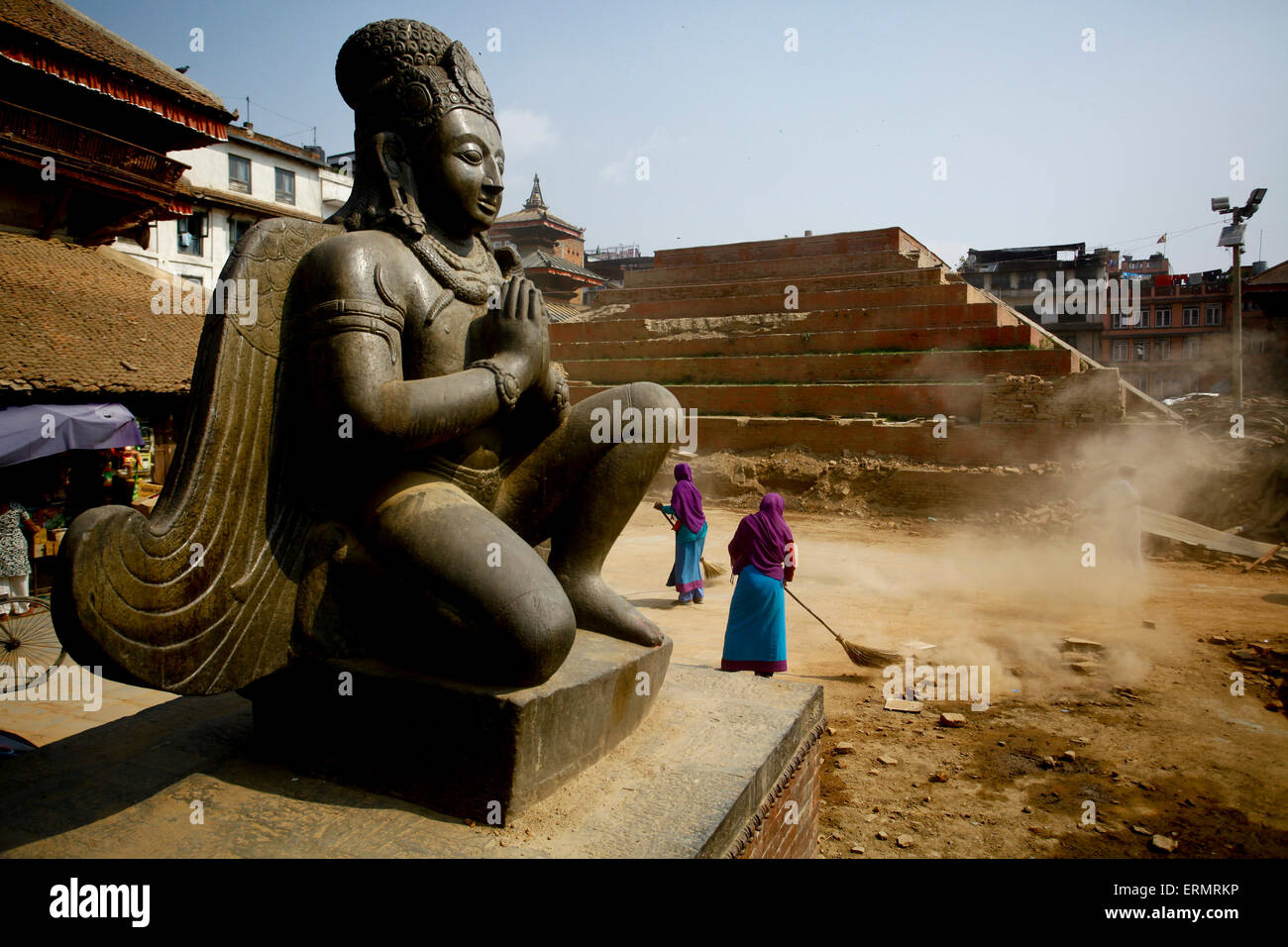 Kathamdnu, Nepal. 5. Juni 2015. Frauen reinigen die Fläche Basantapur Durbar Square am Weltumwelttag in Kathmandu, Nepal, 5. Juni 2015. Welt-Umwelttag zeichnet sich jedes Jahr am 5. Juni, globales Bewusstsein positive ökologische Maßnahmen zum Schutz der Natur und der Erde zu wecken. Das diesjährige Thema ist "7 Milliarden Träume. Ein Planet. Mit Sorgfalt zu konsumieren ". © Pratap Thapa/Xinhua/Alamy Live-Nachrichten Stockfoto