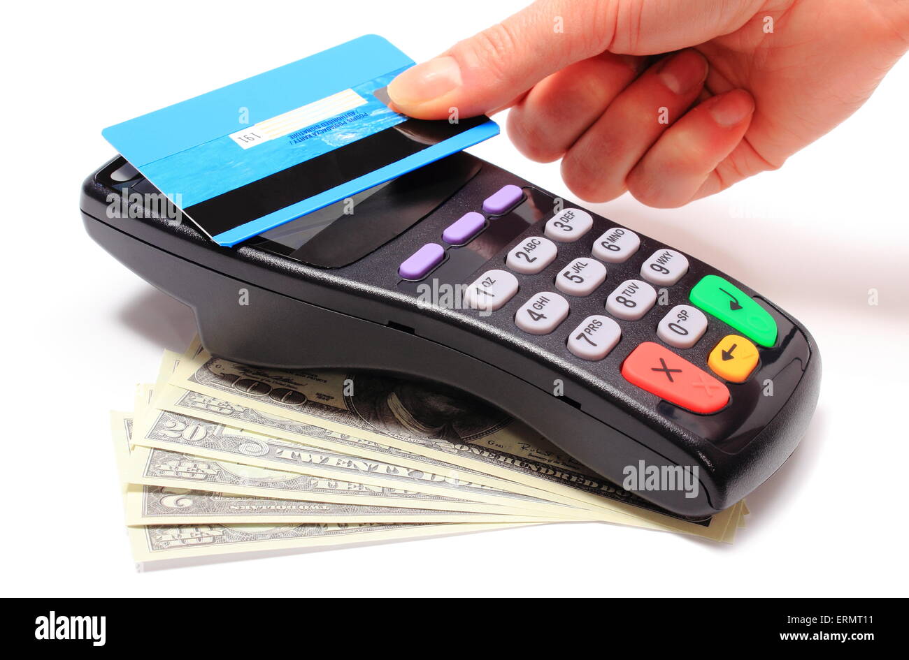 Hand der Frau mit kontaktlosen Kreditkarte mit NFC-Technologie, Kreditkartenleser, Zahlterminal und Bargeld zu bezahlen, Stockfoto