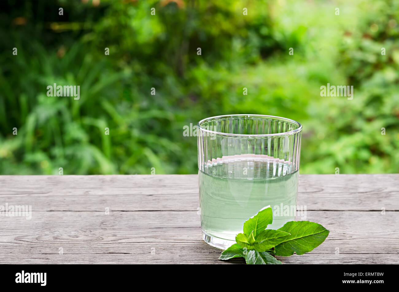 Wasser mit Minze auf einem Holztisch Stockfoto