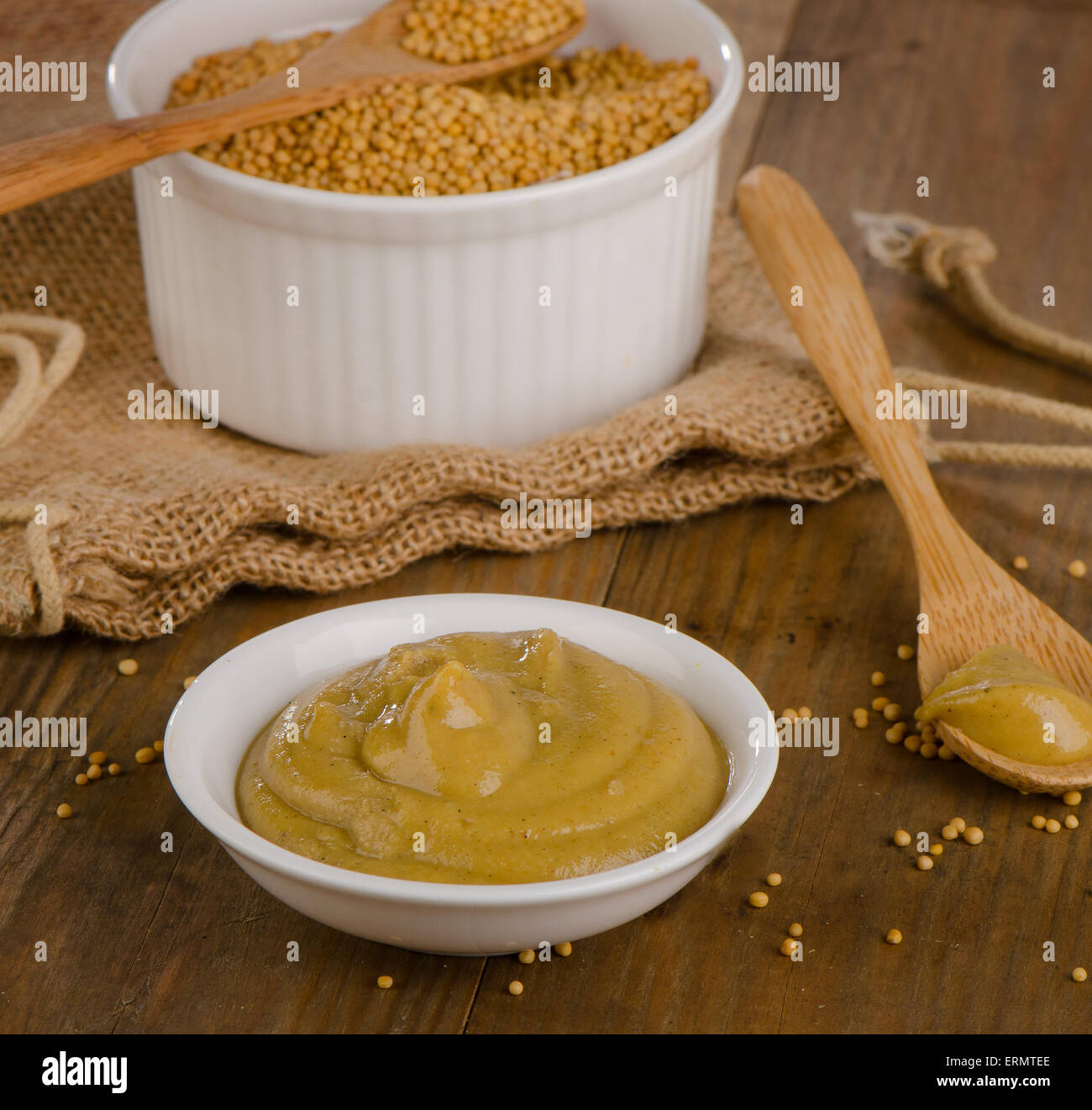 Senf auf einem Holztisch.  Selektiven Fokus Stockfoto