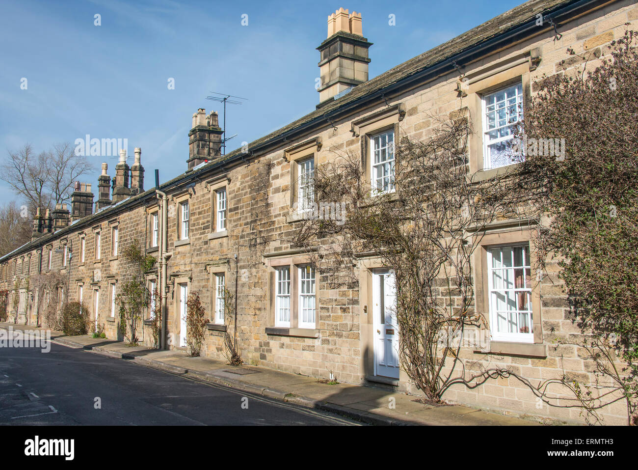 Naturstein-Terrassen auf dem Land auf einer Straße in der Stadt von Bakewell Derbyshire Stockfoto