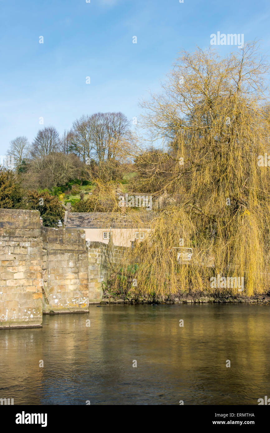 Steinbrücke über den Fluss Derwent in Te Derbyshire Stadt Bakewell Stockfoto