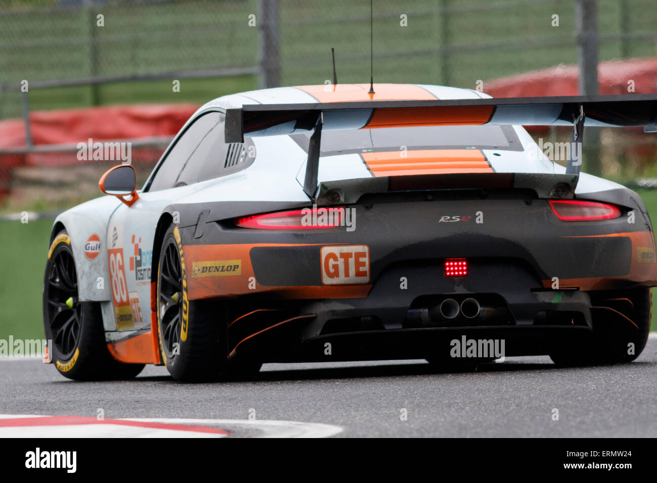 Imola, Italien – 16. Mai 2015: Porsche 911 RSR von GULF RACING UK Team, angetrieben von Michael Wainwright - Adam Carroll - Philip Keen Stockfoto