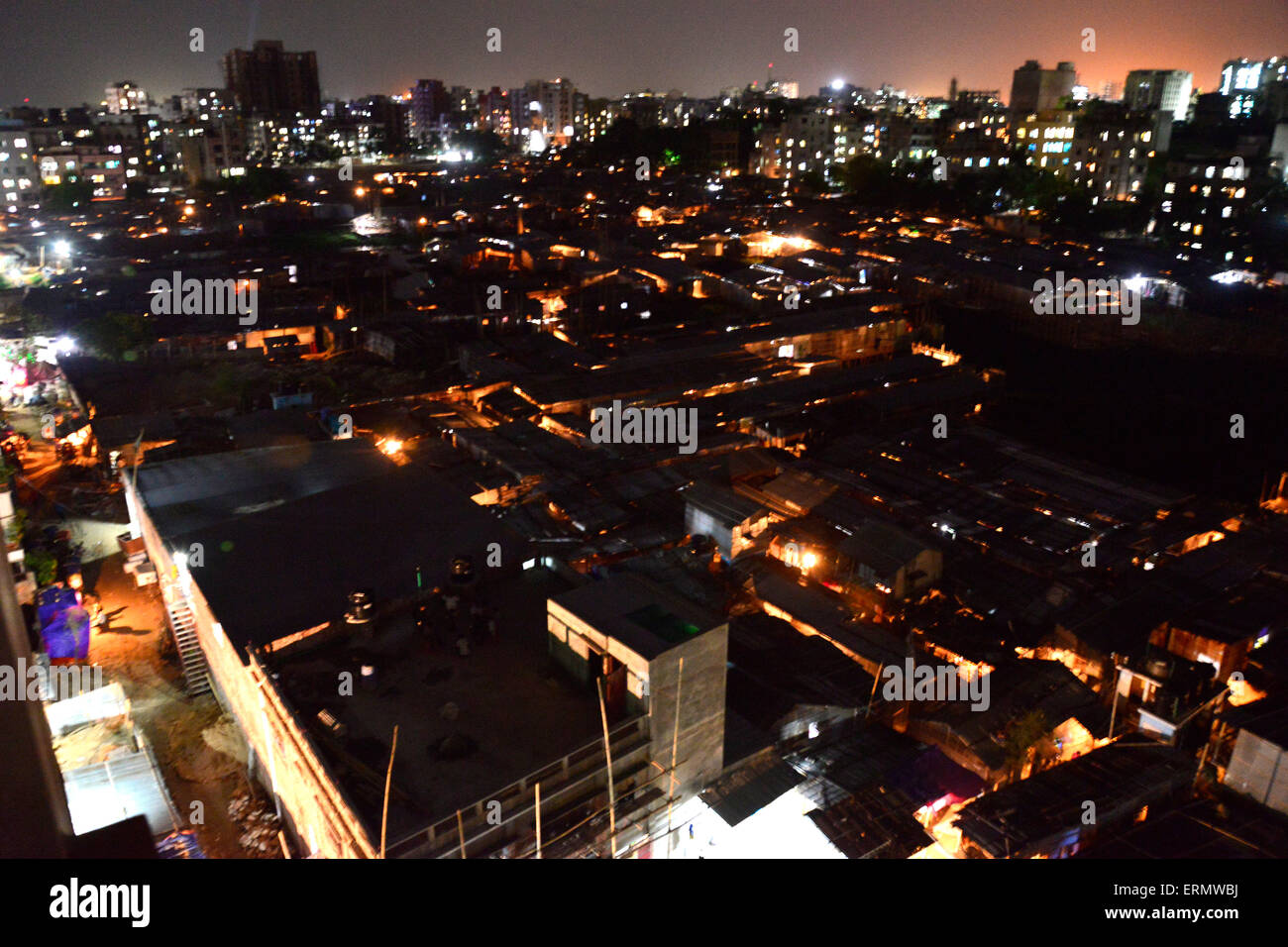 Dhaka, Bangladesch. 5. Juni 2015. Nachtansicht der Slum Rupnagar in Mirpur in Dhaka, Bangladesh.ON 4. Juni 2015 Bangladesch gehört zu den am dichtesten besiedelten Länder der Welt. Millionen von Menschen haben sich in den Slums von Dhaka, einer Mega-City, meist nach wissen, alle Möglichkeiten der Unfälle in riskante Siedlungen leben angesiedelt. Die Slum-Menschen haben nicht einmal Zugang zu grundlegenden Annehmlichkeiten. Bildnachweis: Mamunur Rashid/Alamy Live-Nachrichten Stockfoto