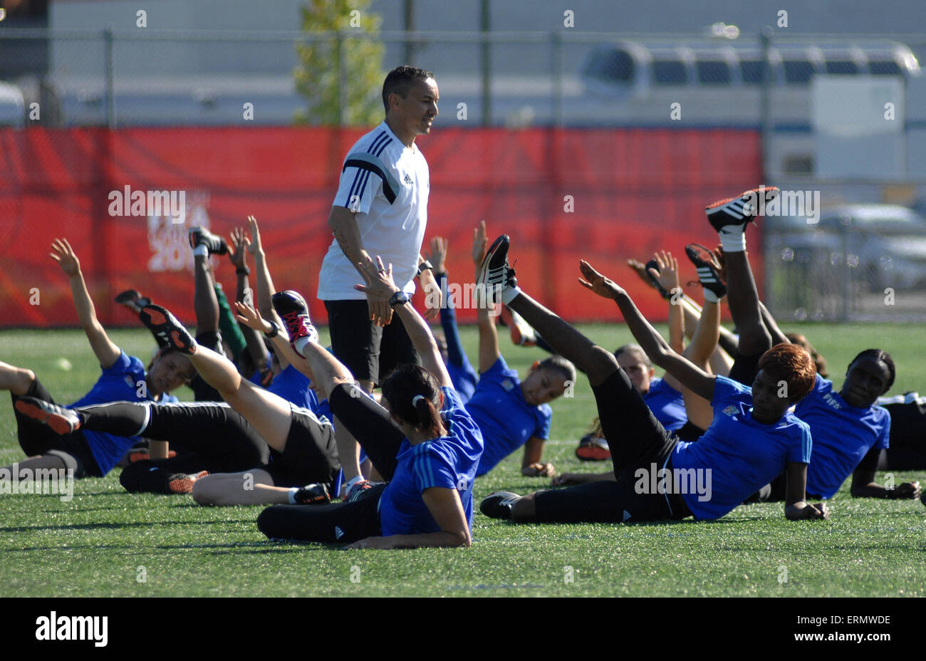 (150605)--VANCOUVER, 5. Juni 2015 (Xinhua)--Schiedsrichter ernannt von der FIFA besuchen eine Trainingseinheit vor der FIFA Frauen WM 2015 Kanada in Vancouver, Kanada, 4. Juni 2015. FIFA-Schiedsrichter-Ausschuss ernannt 22 Schiedsrichter, sieben Support für Schiedsrichter und Schiedsrichterassistenten 44 im März für die FIFA Frauen WM Kanada 2015, die am Samstag enthüllt werden. (Xinhua/Sergei Bachlakov) Stockfoto