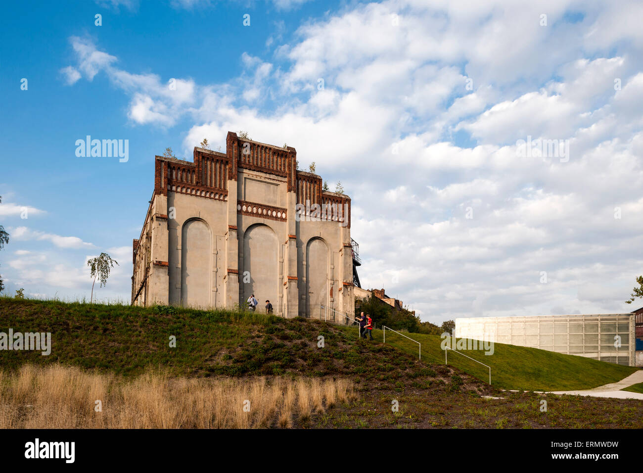 Blick von unten in Richtung renovierten historischen Gebäude im Landschaftspark. Schlesischen Museum, Kattowitz, Polen. Architekt: Riegler Stockfoto