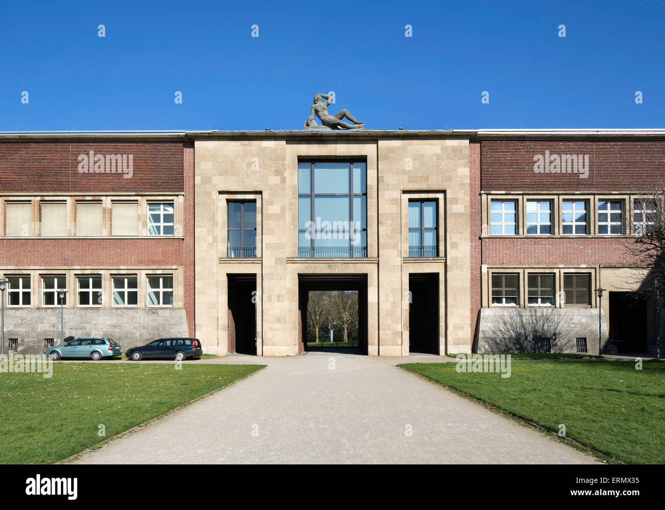Zum Ehrenhof Gehören Mehrere Gebäude, sterben Eine Zentrale, axial Ausgerichtete Grünfläche Umschließen. Im Westlichen Gebäudekomp Stockfoto