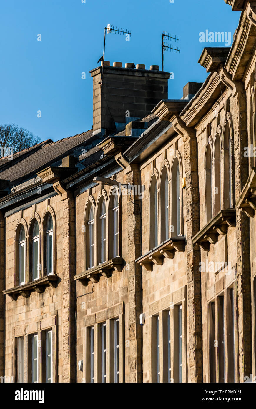 Derbyshire Steinhäuser in der Stadt von Buxton. Stockfoto