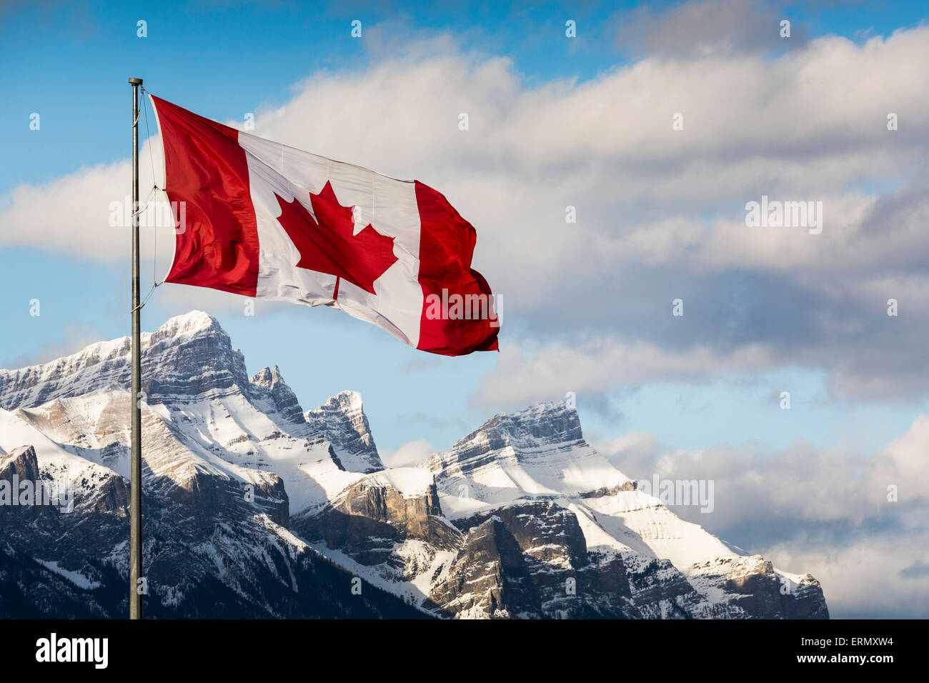Kanada, Schnee, Berg, kanadische Flagge Stockfoto