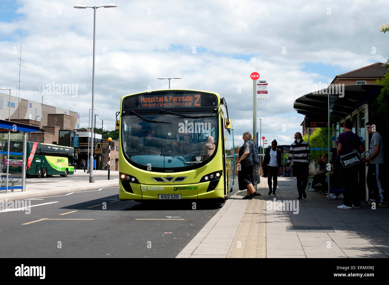 Arriva Greenline Bus bei Luton Station Interchange, Bedfordshire, England, UK Stockfoto