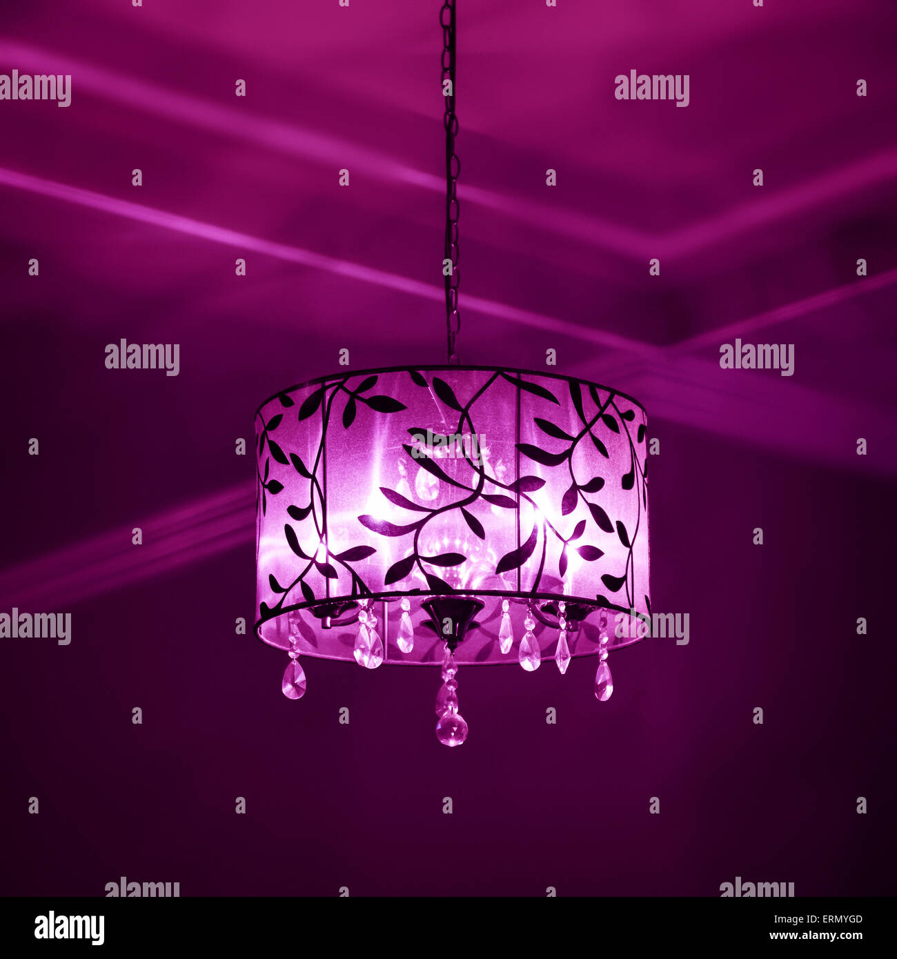Inneren Lampenschirm lila und rosa Farbe Beleuchtung düstere Stimmung  Stockfotografie - Alamy