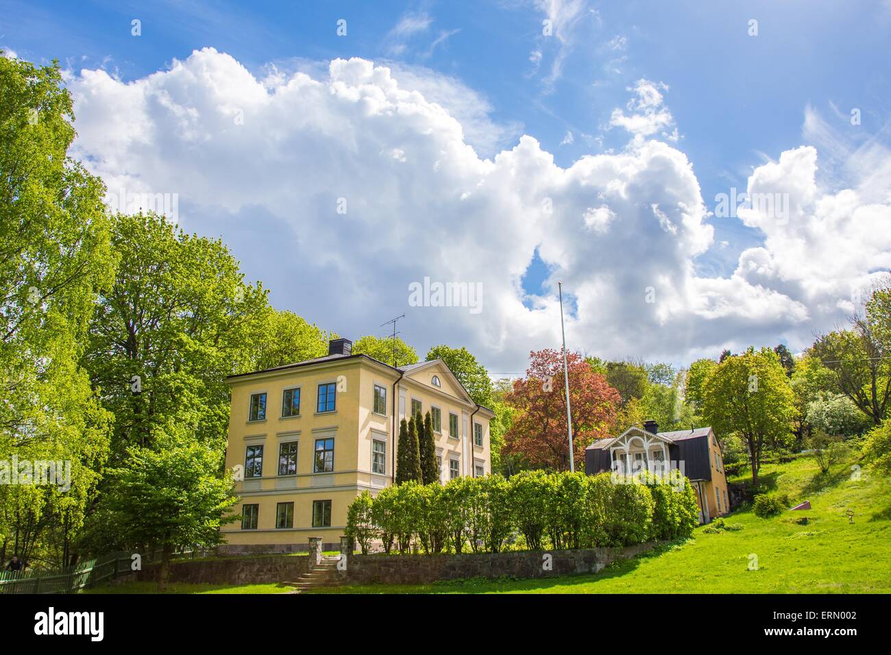 Schöne gelbe Villa in fantastische grüne Landschaft und einem blauen Wolkenhimmel Stockfoto