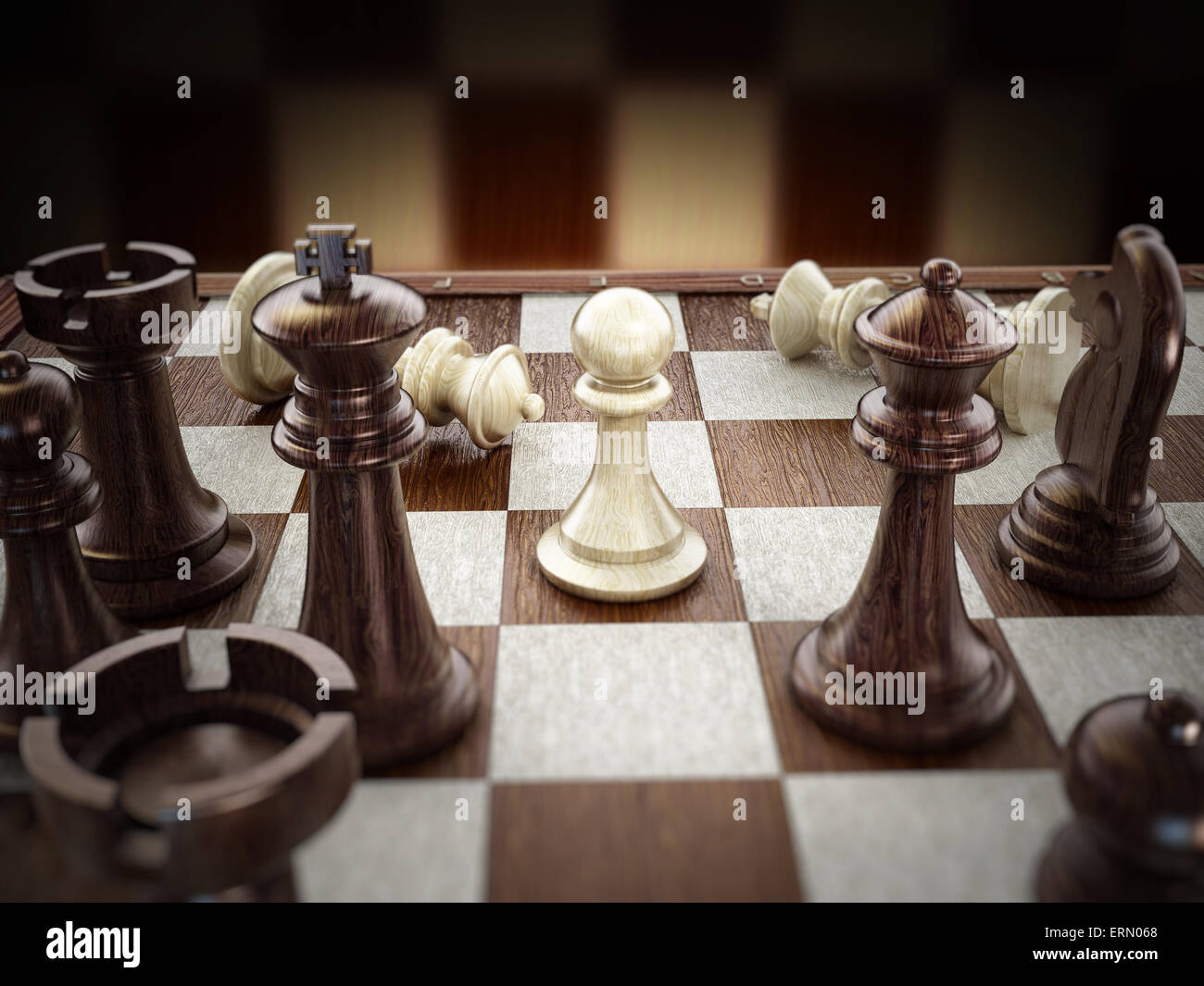 Schachbrett mit Holz Schachfiguren isoliert auf weißem Hintergrund Stockfoto