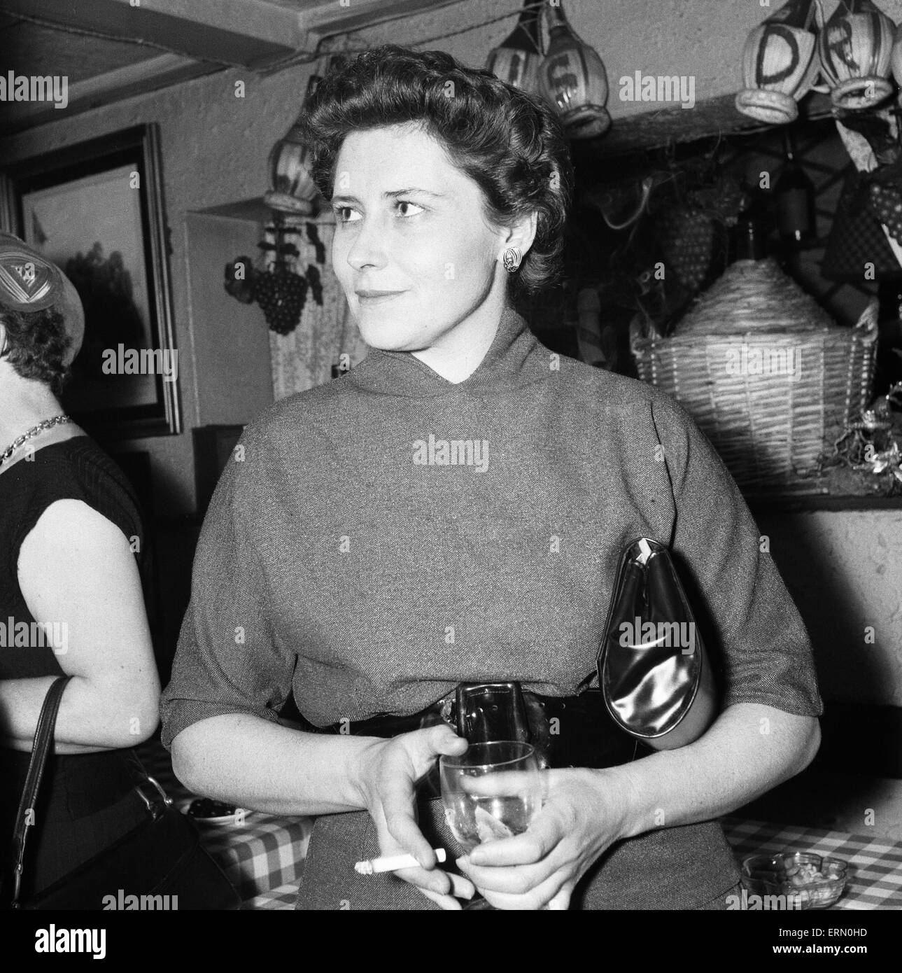 Autor Doris Lessing, gesehen hier bei der Vorstellung des ein Collabrative neues Buch "Erklärung" 14. Oktober 1957 Stockfoto