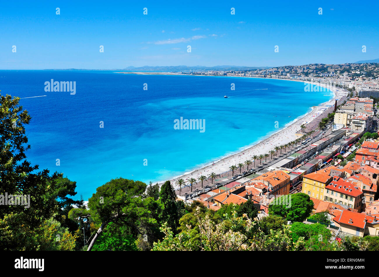 Luftaufnahme der Bucht Baie des Agnes in Nizza, Frankreich, und der Promenade des Anglais, die an das Mittelmeer angrenzenden Stockfoto