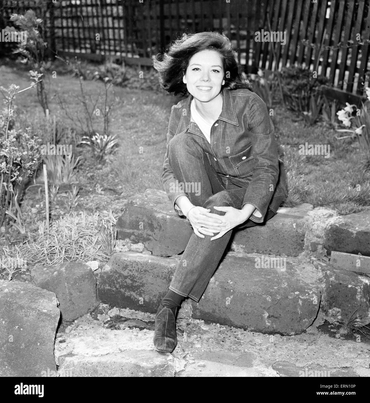 Diana Rigg, Schauspielerin, bald zu übernehmen die Rolle der Emma Peel in The Avengers-ABC-TV-Serie, abgebildet auf ihr Elternhaus in Roundhay, Leeds, 19. April 1965. Stockfoto