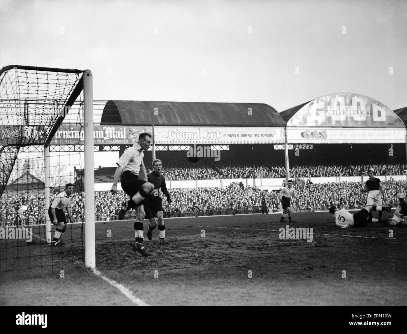 Aston Villa 2: 1 Bolton, FA Cup 2. Replay im Villa Park, Montag, 17. Januar 1949. Aston Villa Billy Goffin, in Aktion. Stockfoto