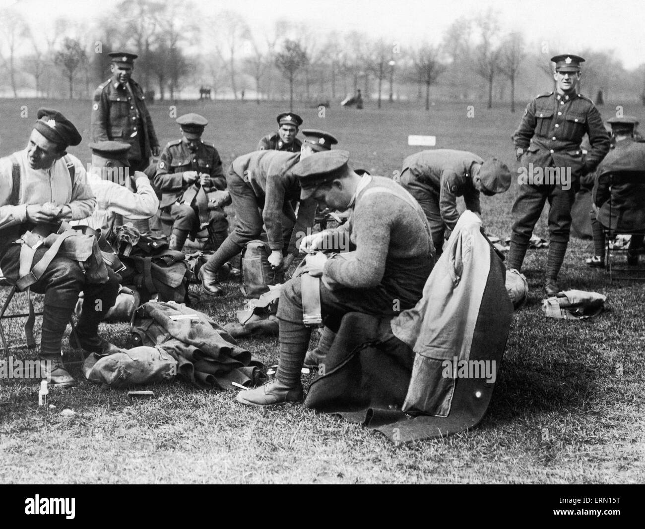 Kanadische Soldaten gesehen hier Reinigung ihre Uniformen im Hyde Park ein paar Tage vor dem Dominion-Truppen, die an der Front während des Krieges diente sollen parade durch London. 4. Mai 1919 Stockfoto