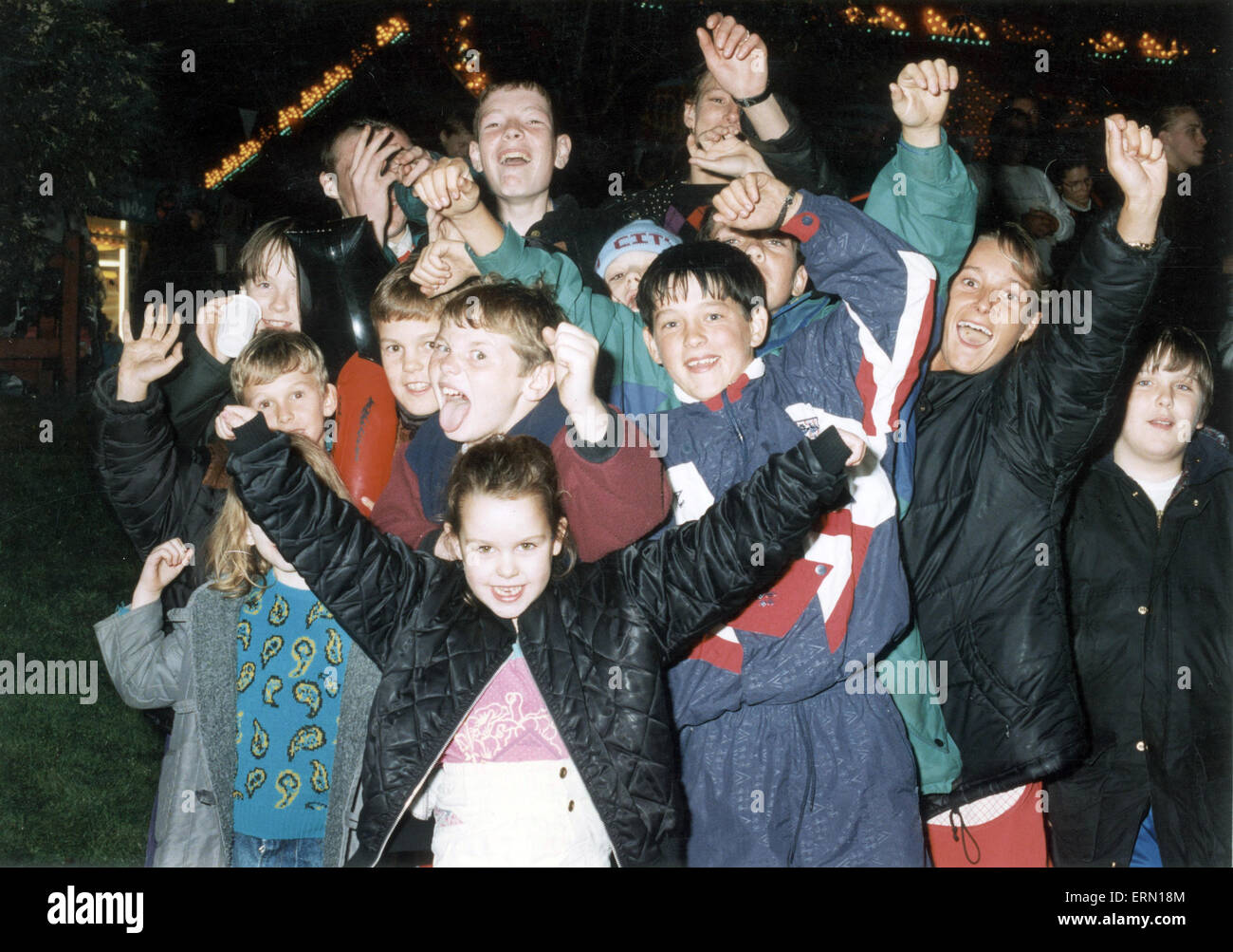 Jugendliche begrüssen Manchester 2000 Olympischen Gebot Hoffnungen am Piccadilly Gardens Feuerwerk, September 1993. Vor der offiziellen Ankündigung auf, die den Olympischen Spielen 2000, Tag der Entscheidung, 23. September 1993 veranstaltet. Stockfoto