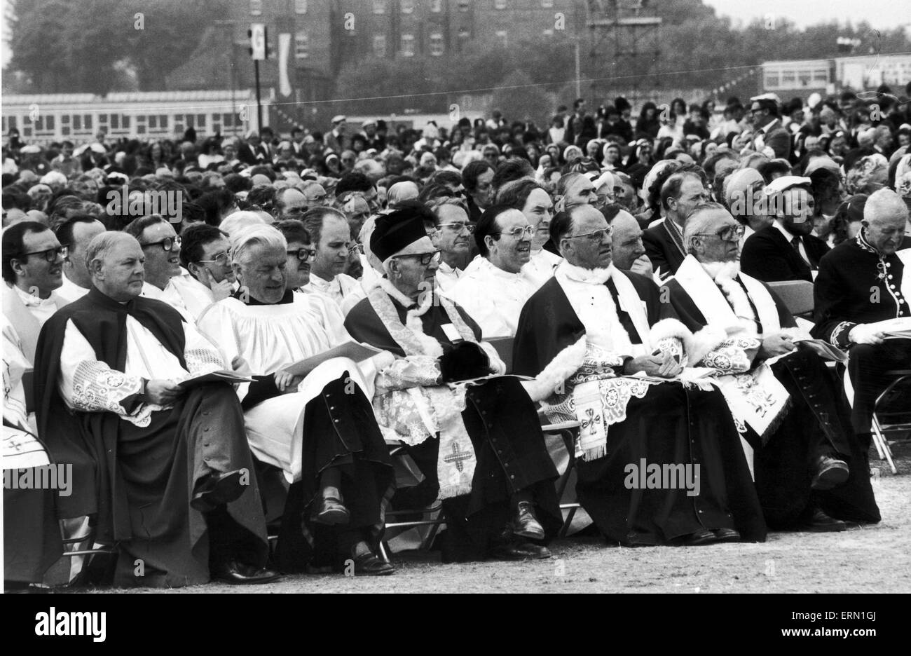 Aufmerksame Zuhörer hören Papst John Paul II Masse Heaton Park, Manchester, Montag, 31. Mai 1982. Stockfoto