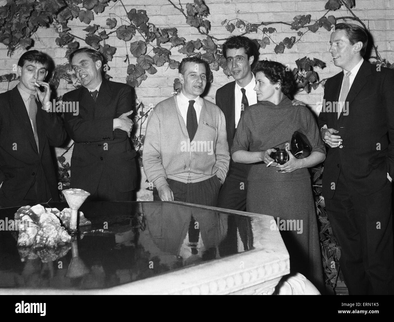 links-rechts, Bill Hopkins, John Wain, britischer Film und Theater Regisseur Lindsay Anderson, Tom Maschler, Doris Lessing und Kenneth Tynan auf einer Party anlässlich der Veröffentlichung von "Erklärung 14. Oktober 1957 Stockfoto