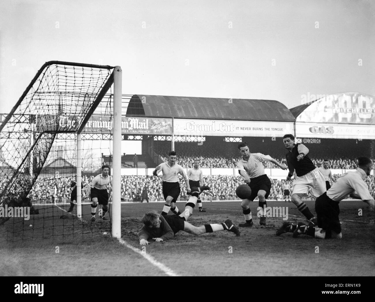 Aston Villa 2: 1 Bolton, FA Cup 2. Replay im Villa Park, Montag, 17. Januar 1949. Aston Villa Billy Goffin, in Aktion. Stockfoto