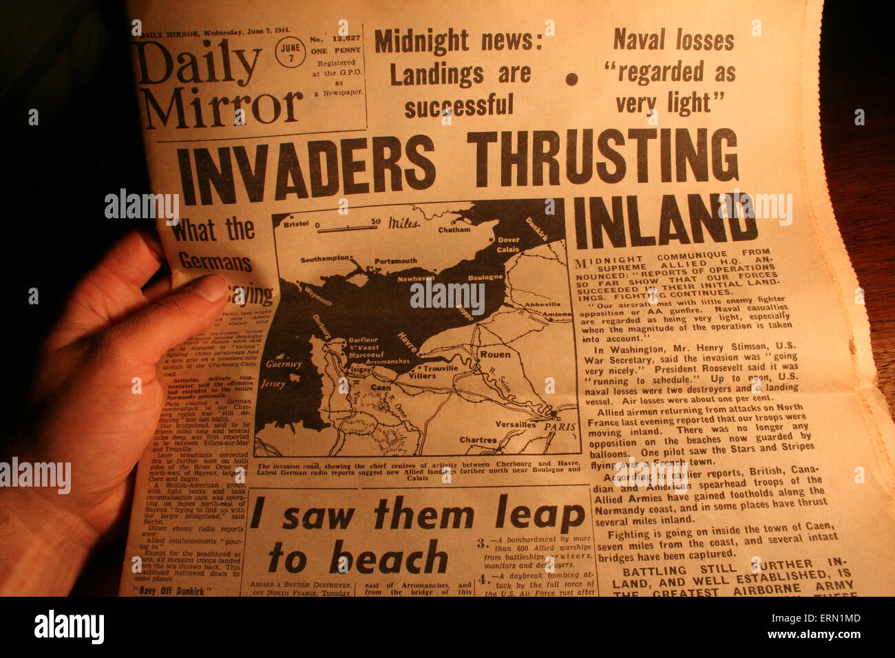 Kopie der ursprünglichen Daily Mirror Zeitung vom 7. Juni 1944 während des zweiten Weltkriegs. Startseite News sagt der Landung der Alliierten Landung in der Normandie. Bildnachweis: Daniel und Flossie weiß/Alamy Live-Nachrichten Stockfoto