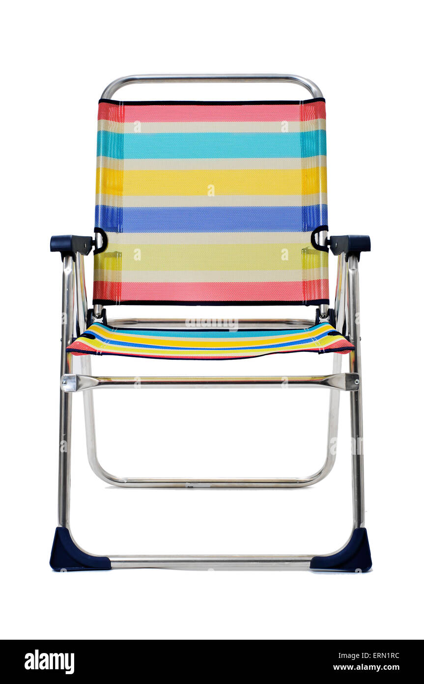ein faltbarer Strandstuhl mit Streifen in verschiedenen Farben auf weißem Hintergrund Stockfoto