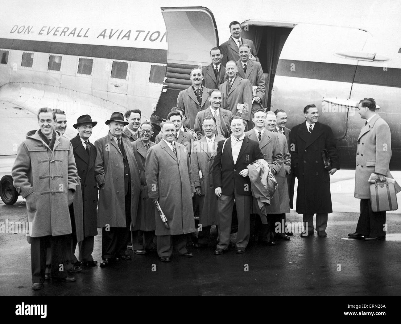 Partei von 25 Unterstützer und Aktionäre von Birmingham City Football Club und Mitglieder der Presse Flugzeug bevor sich nach Barcelona, um ihr Team in Aktion im Inter-Cities Fairs Cup Match zu sehen. 12. November 1957. Stockfoto